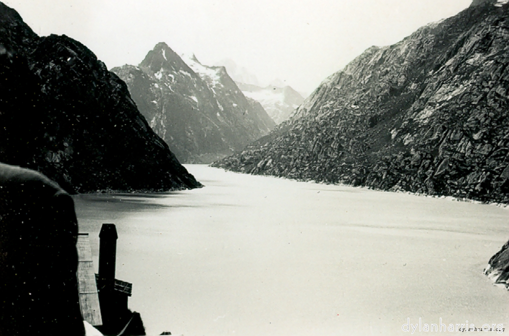 Image: Lake Grimsell and Finsteraarhorn.